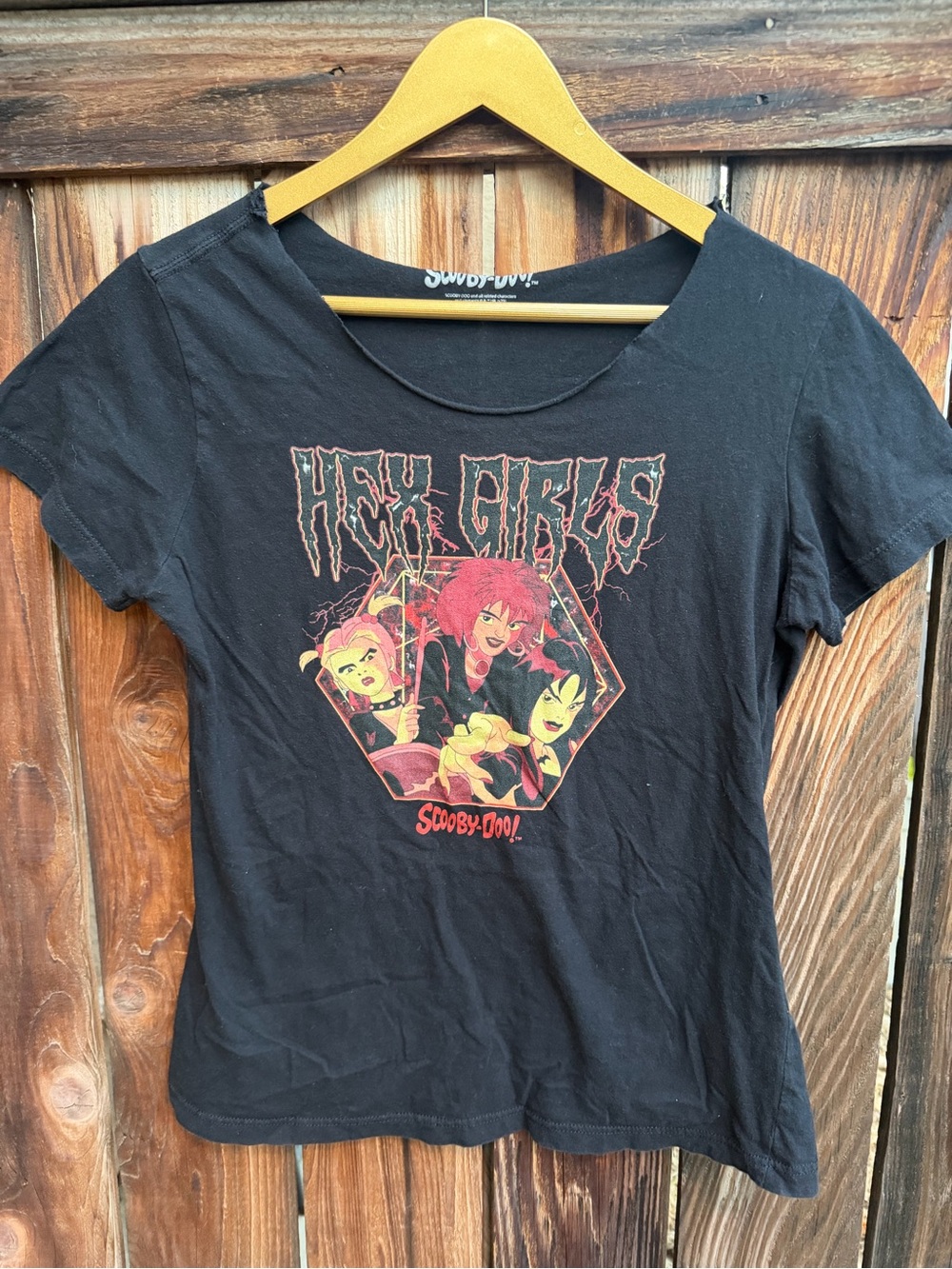Scooby-Doo Hex Girls Graphic Tee Black Raw Edge Neck T-Shirt
Size:XS/S
